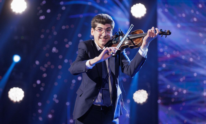 Seby de la Galați i-a ridicat pe jurați în picioare. Momentul artistic i-a lăsat fără cuvinte: „Vioara ta ne-a cântat despre tradiții” - VIDEO
Seby de la Galați i-a ridicat pe jurați în picioare. Momentul artistic i-a lăsat fără cuvinte: „Vioara ta ne-a cântat despre tradiții” - VIDEO