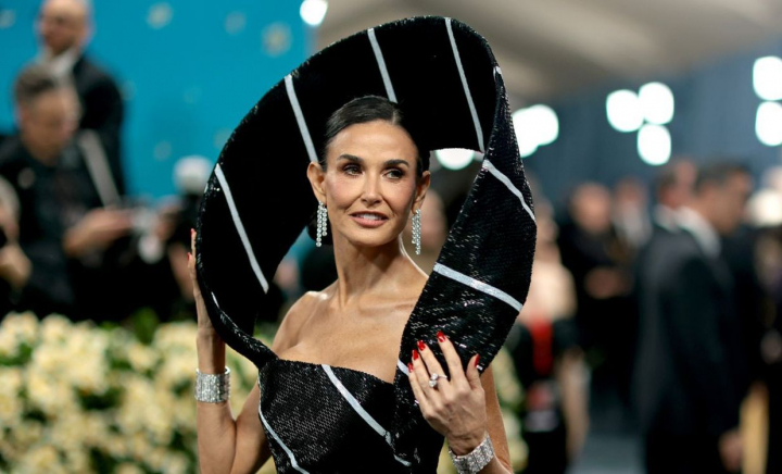 „Veteranele” de la Met Gala, apariții bizare: Pamela Anderson cu o tunsoare neinspirată, Demi Moore cu o rochie-cravată și Madonna cu un trabuc pe covorul roșu - GALERIE FOTO „Veteranele” de la Met Gala, apariții bizare: Pamela Anderson cu o tunsoare neinspirată, Demi Moore cu o rochie-cravată și Madonna cu un trabuc pe covorul roșu - GALERIE FOTO