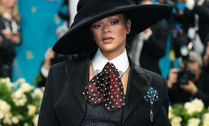 Rihanna, însărcinată din nou, la un an după nașterea celui de-al doilea copil! Artista și-a etalat burtica la Met Gala, într-o ținută excentrică - FOTO