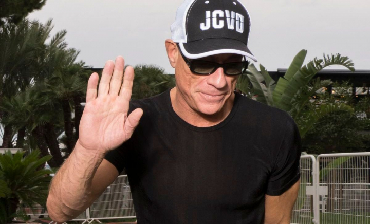 Jean-Claude Van Damme renunță la șapcă și își arată părul cărunt. Cum arată acum eroul filmelor de acțiune - FOTO