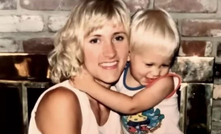 Îl recunoști? Băiețelul adorabil din imagine e azi unul dintre cei mai râvniți burlaci din showbiz - FOTO Îl recunoști? Băiețelul adorabil din imagine e azi unul dintre cei mai râvniți burlaci din showbiz - FOTO