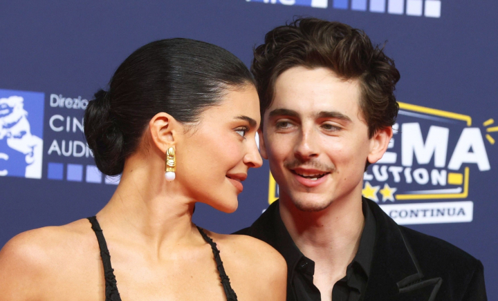 Debut spectaculos pe covorul roșu! Kylie Jenner și Timothée Chalamet, mai îndrăgostiți ca niciodată la Roma - FOTO Debut spectaculos pe covorul roșu! Kylie Jenner și Timothée Chalamet, mai îndrăgostiți ca niciodată la Roma - FOTO