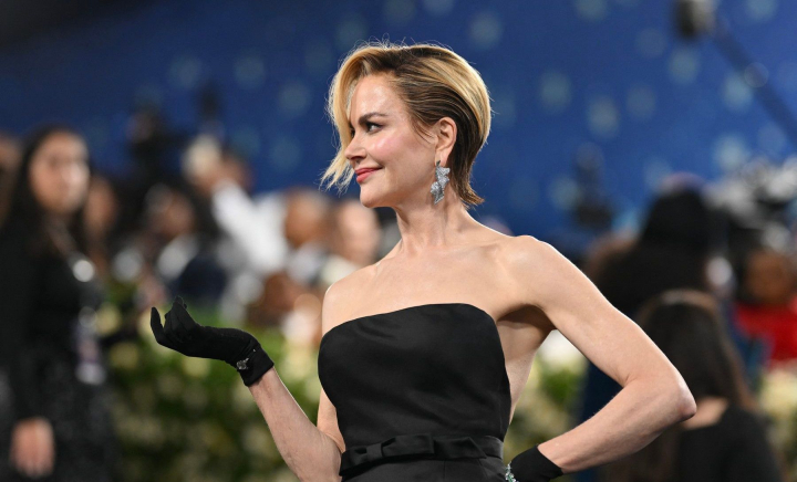 Nicole Kidman nu mai arată așa! Și-a schimbat din nou look-ul, la trei zile după Met Gala, și s-a distrat cu soțul pe covorul roșu - FOTO Nicole Kidman nu mai arată așa! Și-a schimbat din nou look-ul, la trei zile după Met Gala, și s-a distrat cu soțul pe covorul roșu - FOTO
