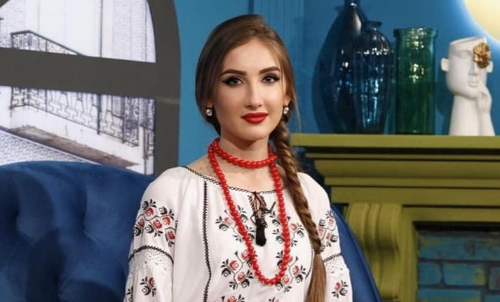 Pe scenă poartă mereu port popular, dar puțini știu cum se îmbracă Mădălina Catanoi în viața de zi cu zi. Interpreta abordează un stil complet diferit - VIDEO Pe scenă poartă mereu port popular, dar puțini știu cum se îmbracă Mădălina Catanoi în viața de zi cu zi. Interpreta abordează un stil complet diferit - VIDEO