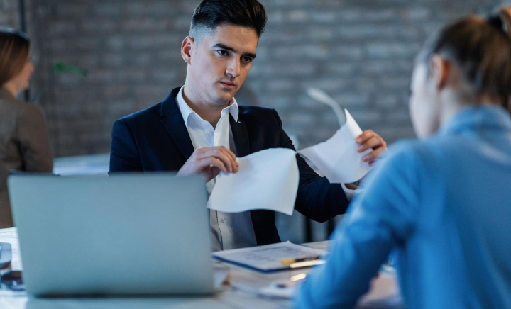 Cum să te protejezi emoțional când ești colegă de serviciu cu fostul partener de cuplu
