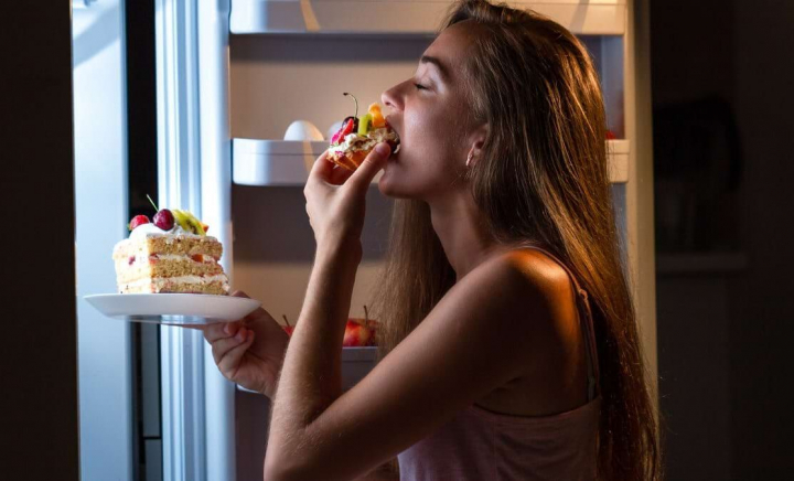 Evită-le! Obiceiuri care te fac să mănânci în exces Evită-le! Obiceiuri care te fac să mănânci în exces