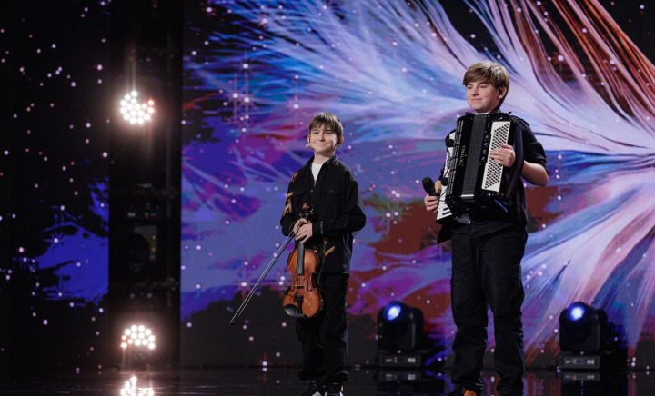 Show-ul oferit de Fraţii Advahov, Daniel şi Lucian, a cucerit juriul şi publicul de la „Românii au Talent”, iar parcursul lor la emisiune continuă. Despre semifinala concursului, află de la Vasile Advahov, dar și băieţii lui, astăzi, la „O Seară Perfectă” - VIDEO