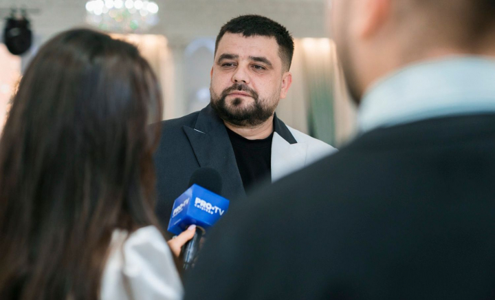 Un simplu mesaj a devenit motorul unei campanii de promovare pentru un croitor talentat de la noi! Anatolie Melnic a provocat mai mulți influenceri să-și unească forţele pentru a-l scoate din umbră - VIDEO Un simplu mesaj a devenit motorul unei campanii de promovare pentru un croitor talentat de la noi! Anatolie Melnic a provocat mai mulți influenceri să-și unească forţele pentru a-l scoate din umbră - VIDEO