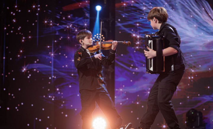 Spectaculos! Lucian și Daniel Advahov au cucerit publicul de la „Românii au Talent” cu o reinterpretare inedită a piesei „Ne bucurăm în ciuda lor” de la Carla’s Dreams - VIDEO Spectaculos! Lucian și Daniel Advahov au cucerit publicul de la „Românii au Talent” cu o reinterpretare inedită a piesei „Ne bucurăm în ciuda lor” de la Carla’s Dreams - VIDEO