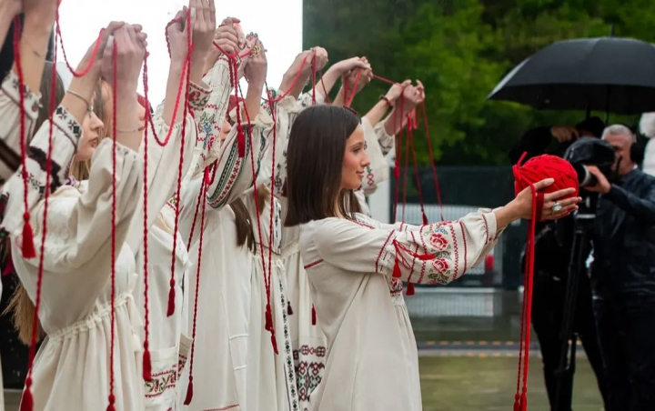 Trecutul și prezentul s-au întâlnit pe același podium! Cum a sărbătorit cei 15 ani de activitate brandul Alina Bradu - VIDEO