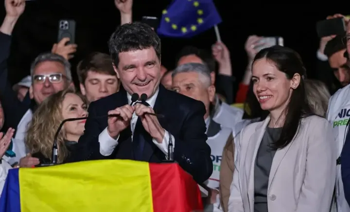 Nicușor Dan a spus că se însoară după ce câștigă alegerile! Președintele României, declarații despre nunta cu Mirabela Grădinaru: „Se va întâmpla” - FOTO Nicușor Dan a spus că se însoară după ce câștigă alegerile! Președintele României, declarații despre nunta cu Mirabela Grădinaru: „Se va întâmpla” - FOTO