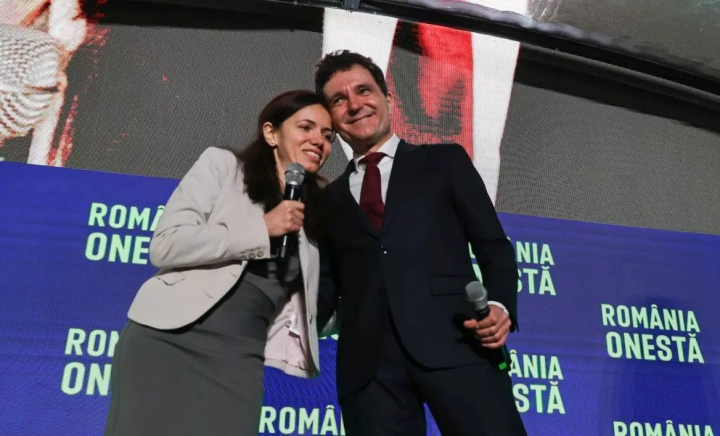 Ce i-a spus la ureche Mirabela Grădinaru lui Nicușor Dan după ce a câștigat alegerile prezidențiale. Un singur cuvânt i-a șoptit Ce i-a spus la ureche Mirabela Grădinaru lui Nicușor Dan după ce a câștigat alegerile prezidențiale. Un singur cuvânt i-a șoptit