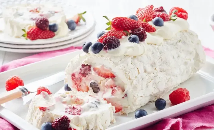 Fără zahăr, fără vină! Ruladă merengue cu doar 150 de kilocalorii per porție - VIDEO Fără zahăr, fără vină! Ruladă merengue cu doar 150 de kilocalorii per porție - VIDEO