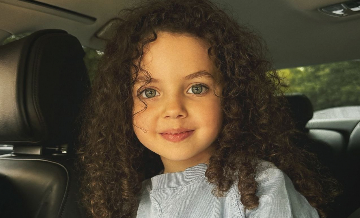 Camelia Ivaschevici - pentru prima dată la frizer! Micuța bloggeriță a adormit în timpul tunsului. Vezi momentul adorabil - VIDEO Camelia Ivaschevici - pentru prima dată la frizer! Micuța bloggeriță a adormit în timpul tunsului. Vezi momentul adorabil - VIDEO