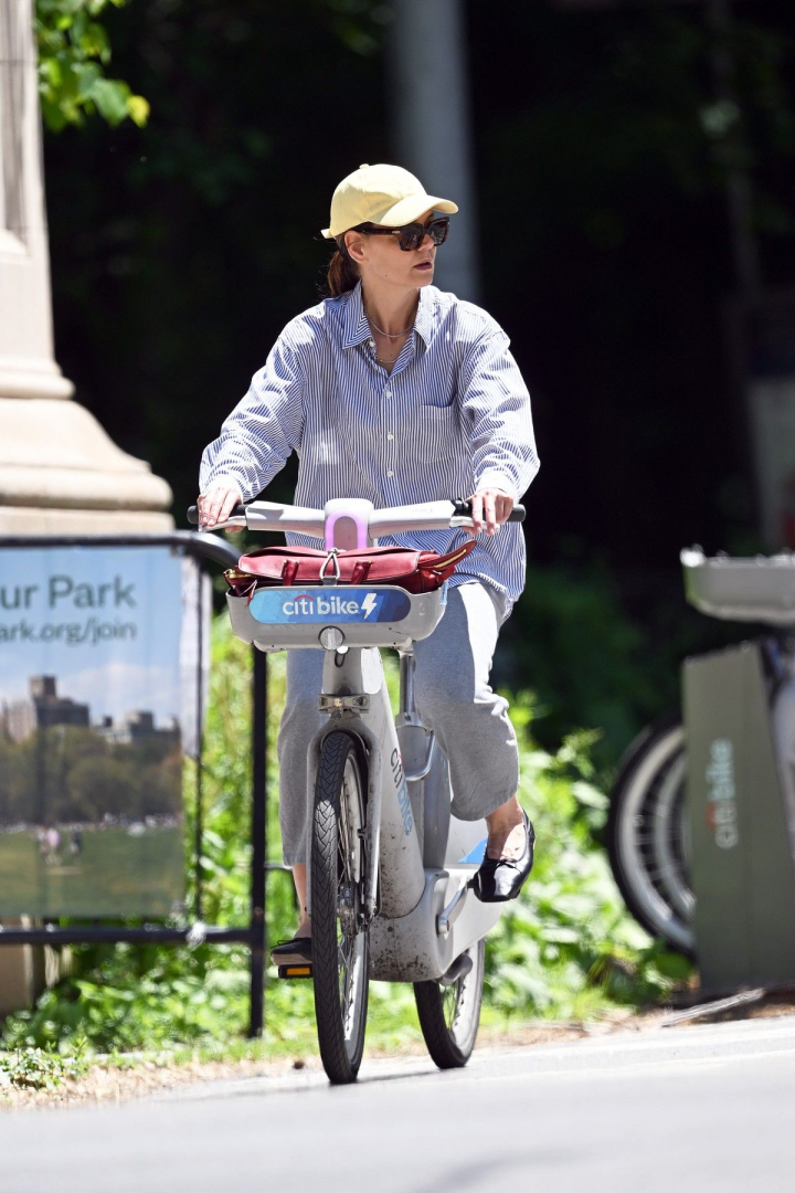 Katie Holmes, grăbită prin New York. Și-a închiriat o bicicletă și a pedalat îmbrăcată în pantaloni de trening și o cămașă largă - FOTO Katie Holmes, grăbită prin New York. Și-a închiriat o bicicletă și a pedalat îmbrăcată în pantaloni de trening și o cămașă largă - FOTO