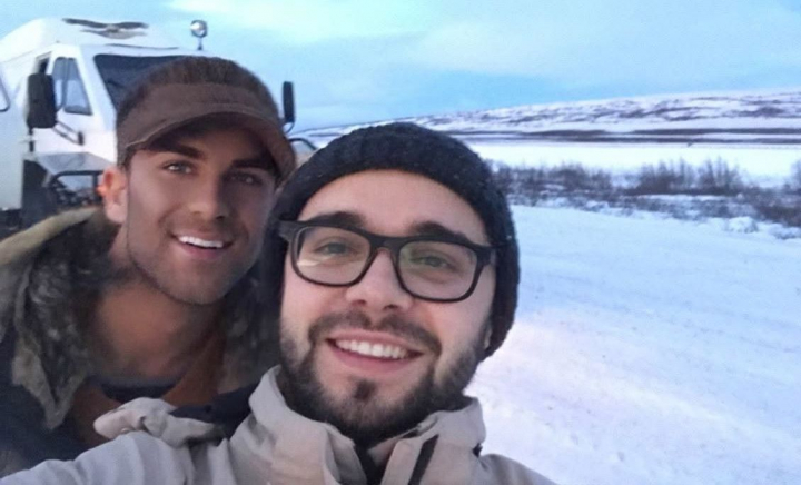 Ionel Istrati, moment emoționant alături de fiii lui Arcadie Spoială! Interpretul a recunoscut că a amânat lansarea noului său album după decesul regizorului - FOTO