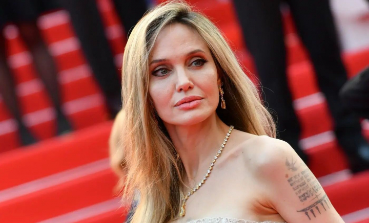 Angelina Jolie, agasată de bodyguardul său? Imaginile care au aprins internetul - FOTO/VIDEO Angelina Jolie, agasată de bodyguardul său? Imaginile care au aprins internetul - FOTO/VIDEO