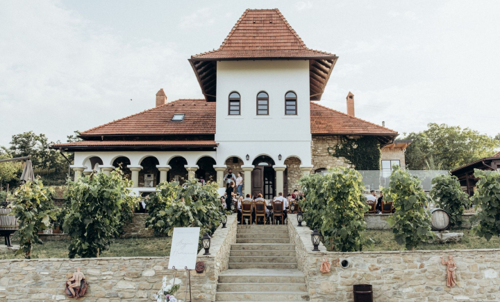 Locație ruptă din poveste! La mai puțin de 100 de kilometri de Chișinău te poți bucura de vin bun, priveliști unice și liniștea naturii - VIDEO Locație ruptă din poveste! La mai puțin de 100 de kilometri de Chișinău te poți bucura de vin bun, priveliști unice și liniștea naturii - VIDEO