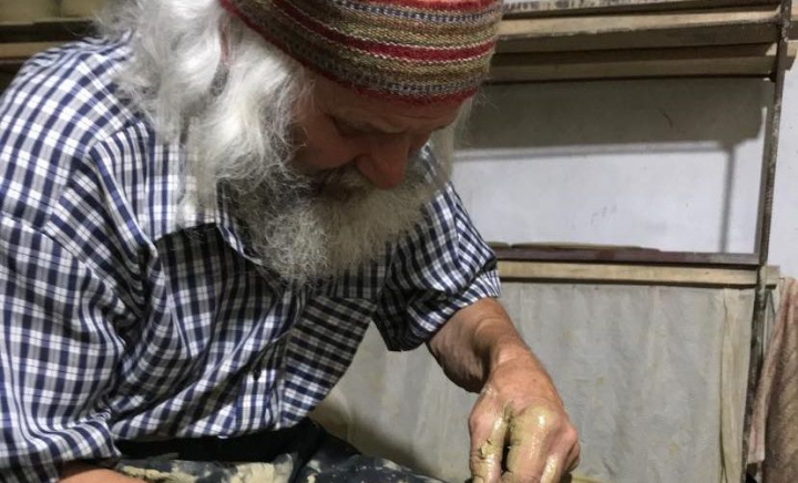 La 75 de ani, Victor Hurghiș practică olăritul, merge pe monociclu și are o colecție de mașini japoneze! Povestea omului enciclopedie de la Mircești - VIDEO La 75 de ani, Victor Hurghiș practică olăritul, merge pe monociclu și are o colecție de mașini japoneze! Povestea omului enciclopedie de la Mircești - VIDEO