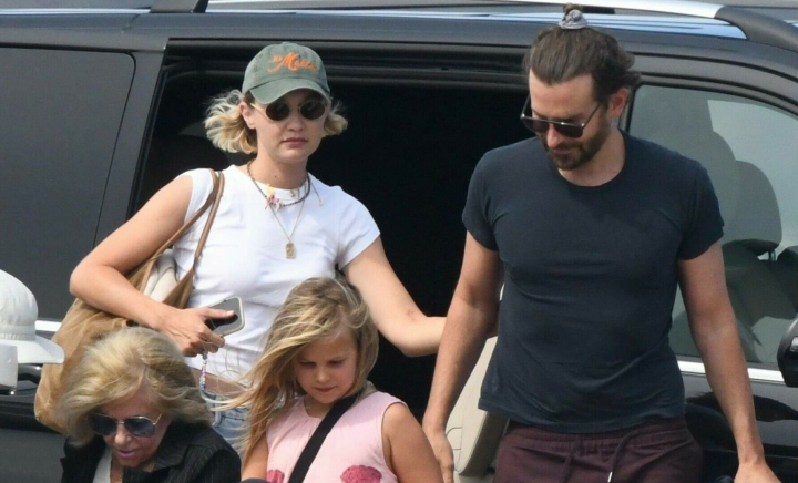 Gigi Hadid, împreună cu fiica lui Bradley Cooper, pe străzile din NYC: „O tratează pe Lea ca și cum ar fi a ei. Se înțeleg excelent” - FOTO Gigi Hadid, împreună cu fiica lui Bradley Cooper, pe străzile din NYC: „O tratează pe Lea ca și cum ar fi a ei. Se înțeleg excelent” - FOTO