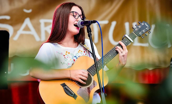 Tineri care inspiră! Povestea Adrielei Bejenari, fata care la doar 17 ani cântă la chitară și pian, compune propriile piese și se implică activ în tot ceea ce înseamnă voluntariat - FOTO Tineri care inspiră! Povestea Adrielei Bejenari, fata care la doar 17 ani cântă la chitară și pian, compune propriile piese și se implică activ în tot ceea ce înseamnă voluntariat - FOTO