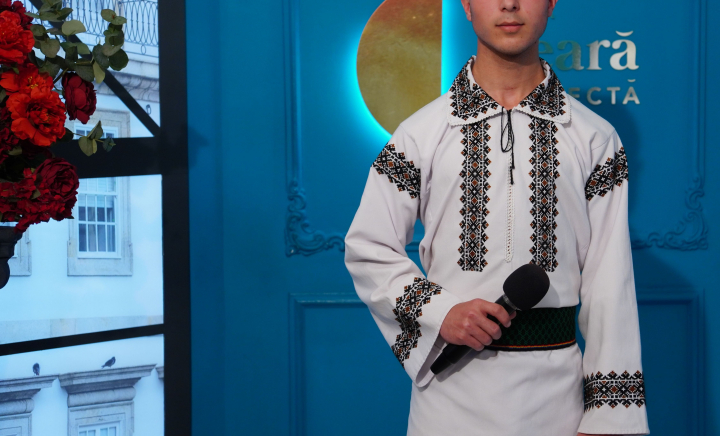 Între foarfecă și scenă! El este interpretul care, deși este pasionat de muzică, învață și meseria de frizer - VIDEO Între foarfecă și scenă! El este interpretul care, deși este pasionat de muzică, învață și meseria de frizer - VIDEO