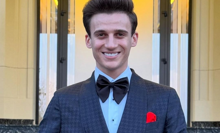 Gest demn de laudă în Săptămâna Verde! Gabriel Nebunu a sădit un pom de toată frumusețea în Scuarul Catedralei - VIDEO Gest demn de laudă în Săptămâna Verde! Gabriel Nebunu a sădit un pom de toată frumusețea în Scuarul Catedralei - VIDEO