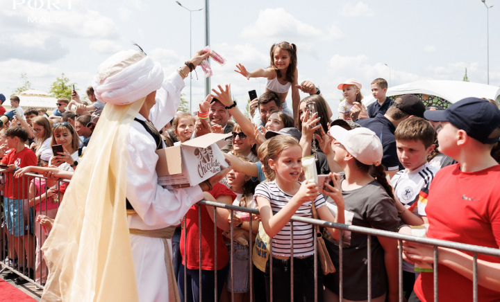 Ziua Copiilor sărbătorită grandios la cel mai mare mall din țară! Emilian Crețu s-a costumat în Aladin și a împărțit copiilor o tonă de înghețată - VIDEO Ziua Copiilor sărbătorită grandios la cel mai mare mall din țară! Emilian Crețu s-a costumat în Aladin și a împărțit copiilor o tonă de înghețată - VIDEO