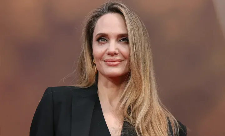 Angelina Jolie la 50 de ani: 10 apariții fabuloase pe covorul roșu care au făcut istorie - FOTO Angelina Jolie la 50 de ani: 10 apariții fabuloase pe covorul roșu care au făcut istorie - FOTO