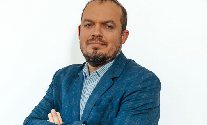 Știai că hainele sintetice eliberează microplastic la spălare? Află de la Roman Bahnaru, director de programe sustenabile, cum ajung particulele mici de plastic în organismul nostru, dar și cum ne influențează viața - VIDEO Știai că hainele sintetice eliberează microplastic la spălare? Află de la Roman Bahnaru, director de programe sustenabile, cum ajung particulele mici de plastic în organismul nostru, dar și cum ne influențează viața - VIDEO