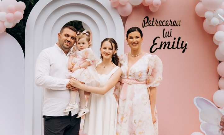 Cumetrie în showbizul moldovenesc! Emilian Crețu a organizat o petrecere de zile mari pentru nepoțica lui, Emily: „Am ales restaurantul MiaDora din două motive” - VIDEO Cumetrie în showbizul moldovenesc! Emilian Crețu a organizat o petrecere de zile mari pentru nepoțica lui, Emily: „Am ales restaurantul MiaDora din două motive” - VIDEO