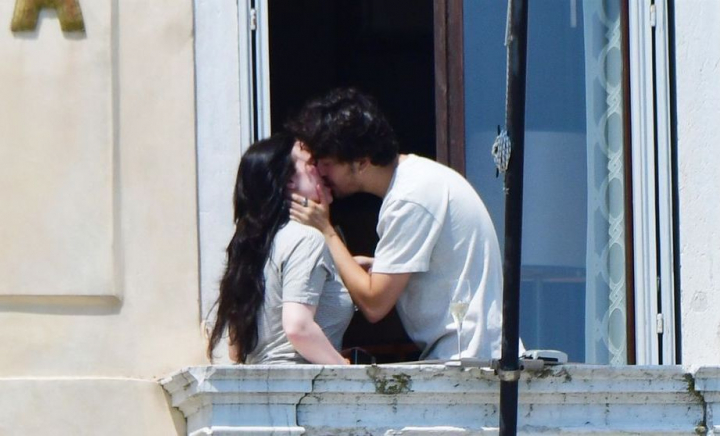 Billie Eilish, surprinsă de paparazzi în tandrețuri cu noul iubit după ce în trecut a mărturisit că este atrasă de femei! Artista se iubește cu un actor celebru - FOTO