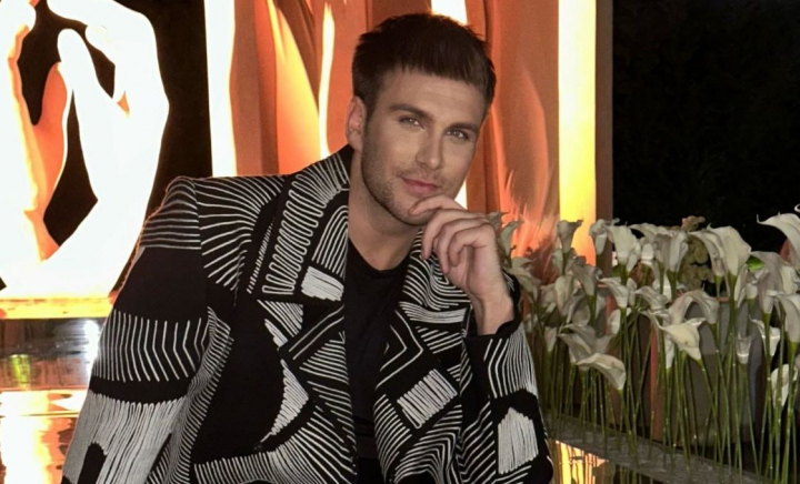 Costumul lui Ionel Istrati de la festivalul „Născut în Moldova”, o adevărată operă de artă! Cum arată ținuta creată manual, timp de trei săptămâni, din sute de cristale, pietre și paiete - FOTO/VIDEO Costumul lui Ionel Istrati de la festivalul „Născut în Moldova”, o adevărată operă de artă! Cum arată ținuta creată manual, timp de trei săptămâni, din sute de cristale, pietre și paiete - FOTO/VIDEO