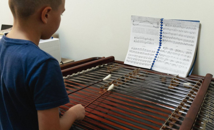 Din pasiune pentru muzică a format un taraf! Cum a ajuns dirijorul Vitalie Boicu să ofere lecții gratuite copiilor din Trifănești care vor să învețe să cânte la instrumente - VIDEO Din pasiune pentru muzică a format un taraf! Cum a ajuns dirijorul Vitalie Boicu să ofere lecții gratuite copiilor din Trifănești care vor să învețe să cânte la instrumente - VIDEO