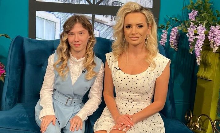 Chiar dacă își trăiește viața în scaunul cu rotile, a lansat o carte cu poezii, a absolvit două facultăți și este profesoară de limbă engleză! Povestea Cătălinei Balan - VIDEO Chiar dacă își trăiește viața în scaunul cu rotile, a lansat o carte cu poezii, a absolvit două facultăți și este profesoară de limbă engleză! Povestea Cătălinei Balan - VIDEO