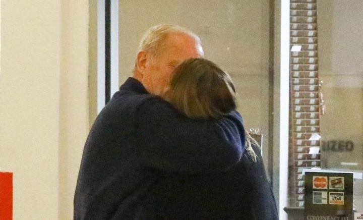 Are vârsta de bunic, dar tocmai a anunțat că așteaptă al optulea copil la 70 de ani cu femeia pentru care și-a părăsit cea de-a treia soție - FOTO Are vârsta de bunic, dar tocmai a anunțat că așteaptă al optulea copil la 70 de ani cu femeia pentru care și-a părăsit cea de-a treia soție - FOTO