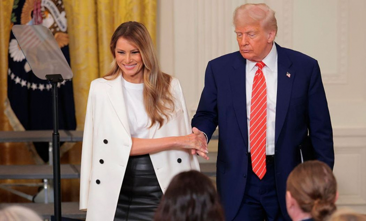 Ultima apariție a Melaniei Trump a stârnit noi controverse. Americanii, convinși că Donald Trump se afișează alături de o clonă: „Aceasta este o sosie și nu una foarte bună” Ultima apariție a Melaniei Trump a stârnit noi controverse. Americanii, convinși că Donald Trump se afișează alături de o clonă: „Aceasta este o sosie și nu una foarte bună”