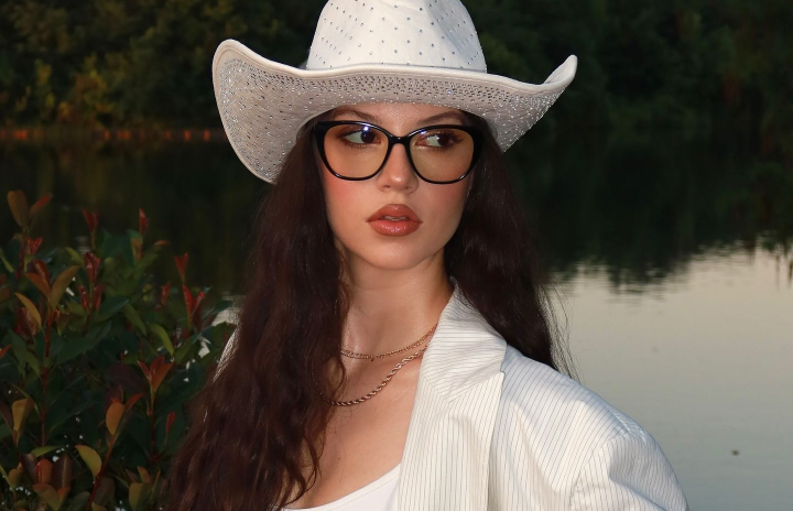 Cleopatra Stratan, criticată dur de Raluca Bădulescu! Ce greșeală vestimentară a făcut interpreta - FOTO Cleopatra Stratan, criticată dur de Raluca Bădulescu! Ce greșeală vestimentară a făcut interpreta - FOTO