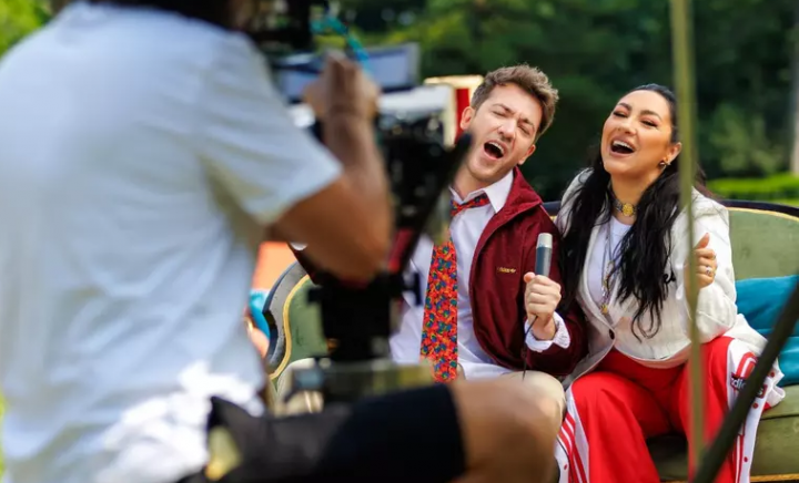 După o pauză pe piaţa muzicală de acasă, Arsenie dă lovitura şi nu oricum, ci cu un duet de excepţie alături de artista de peste Prut, Andra. Despre colaborarea dintre artişti, dar şi despre viaţa lui Arsenium, află mai multe astăzi, la „O Seară Perfectă” - VIDEO După o pauză pe piaţa muzicală de acasă, Arsenie dă lovitura şi nu oricum, ci cu un duet de excepţie alături de artista de peste Prut, Andra. Despre colaborarea dintre artişti, dar şi despre viaţa lui Arsenium, află mai multe astăzi, la „O Seară Perfectă” - VIDEO