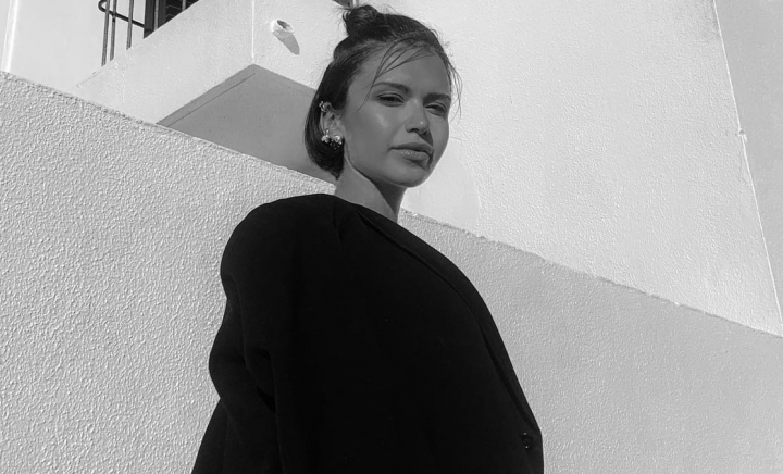 Jocuri de lumini, proiecții video și o expoziție de artă! Designerul vestimentar Cătălina Vasiliu a lansat prima colecție de haine. Vezi cum arată noul concept - VIDEO Jocuri de lumini, proiecții video și o expoziție de artă! Designerul vestimentar Cătălina Vasiliu a lansat prima colecție de haine. Vezi cum arată noul concept - VIDEO