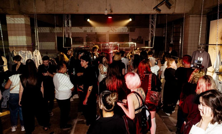 Într-un spațiu unde imperfecțiunea prinde formă, iar haosul se transformă în manifest, a avut loc lansarea brandului de streetwear Contradraft - VIDEO Într-un spațiu unde imperfecțiunea prinde formă, iar haosul se transformă în manifest, a avut loc lansarea brandului de streetwear Contradraft - VIDEO