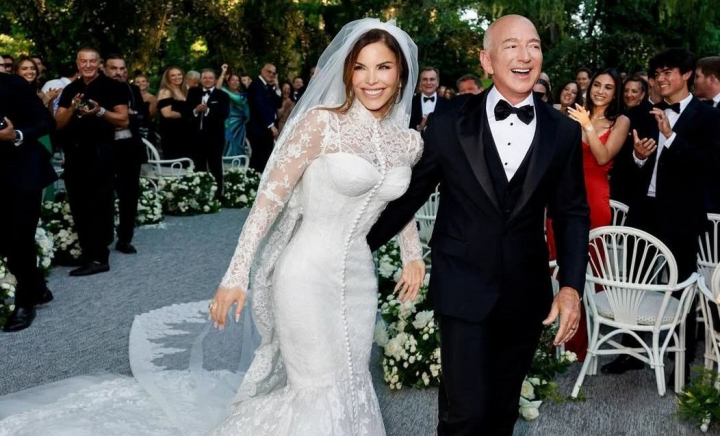 Nici vremea n-a ținut cu ei! O furtună a stricat prima petrecere de nuntă a lui Jeff Bezos. Vezi momentul în care cele mai cunoscute vedete fug disperate prin ploaie pentru a-și salva ținutele de lux - VIDEO Nici vremea n-a ținut cu ei! O furtună a stricat prima petrecere de nuntă a lui Jeff Bezos. Vezi momentul în care cele mai cunoscute vedete fug disperate prin ploaie pentru a-și salva ținutele de lux - VIDEO