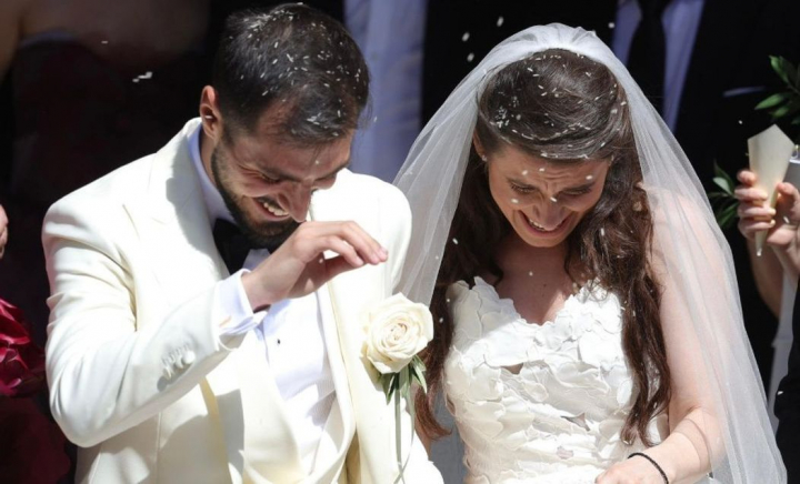 Cât a costat rochia de mireasă a Kirei Hagi și cine a semnat-o. Fiica „Regelui”, apariție superbă la brațul lui Thomas Ferfelis Cât a costat rochia de mireasă a Kirei Hagi și cine a semnat-o. Fiica „Regelui”, apariție superbă la brațul lui Thomas Ferfelis