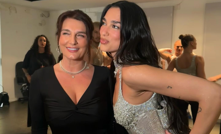 Cine e Anesa, mama fabuloasă a celebrei Dua Lipa. Povestea femeii care a fugit din calea războiului și a crescut un superstar Cine e Anesa, mama fabuloasă a celebrei Dua Lipa. Povestea femeii care a fugit din calea războiului și a crescut un superstar