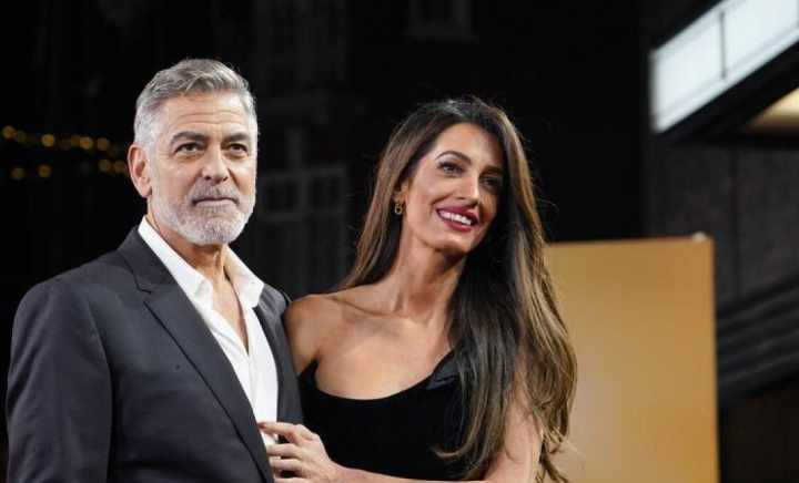 Regula casei Clooney. Soția starului din „Ocean's 11” dezvăluie de ce le ia oaspeților telefoanele atunci când vin în vizită la ei Regula casei Clooney. Soția starului din „Ocean's 11” dezvăluie de ce le ia oaspeților telefoanele atunci când vin în vizită la ei