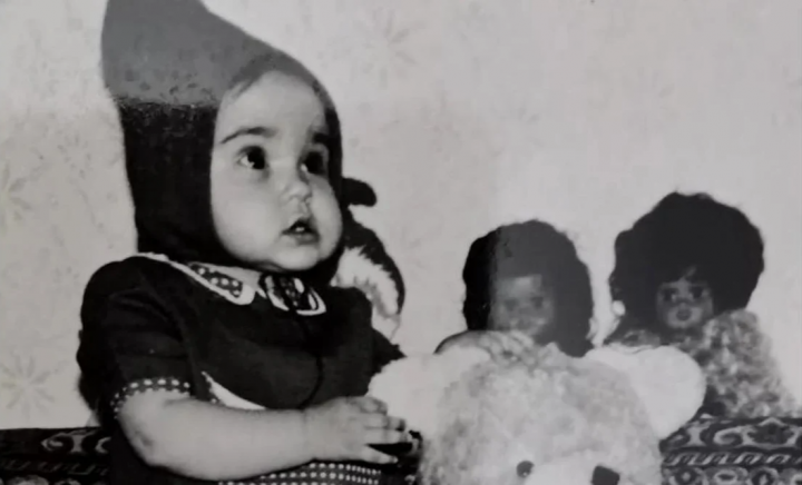 Recunoști fetița din imagine? A crescut fără mamă, dar a devenit una dintre cele mai îndrăgite prezentatoare de televiziune Recunoști fetița din imagine? A crescut fără mamă, dar a devenit una dintre cele mai îndrăgite prezentatoare de televiziune