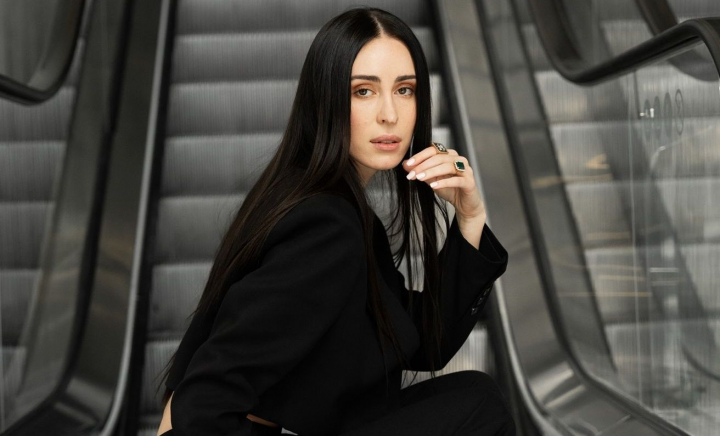 Visa să devină actriță, dar a ajuns model pentru Dior și Gucci și s-a căsătorit cu un indian cu 21 de ani mai mare decât ea. Povestea moldovencei Elvira Jain: „Suntem împreună deja de 10 ani” - VIDEO Visa să devină actriță, dar a ajuns model pentru Dior și Gucci și s-a căsătorit cu un indian cu 21 de ani mai mare decât ea. Povestea moldovencei Elvira Jain: „Suntem împreună deja de 10 ani” - VIDEO