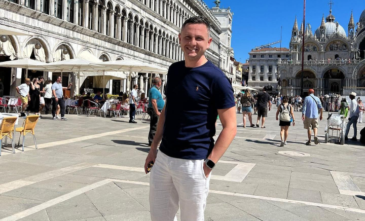 De la chelner, la manager de top în Dubai! Cum a ajuns moldoveanul Eugen Gheorghiciuc să cucerească orașul oportunităților - VIDEO De la chelner, la manager de top în Dubai! Cum a ajuns moldoveanul Eugen Gheorghiciuc să cucerească orașul oportunităților - VIDEO