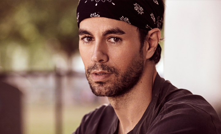 Enrique Iglesias, moment stânjenitor pe scenă! A încercat să o sărute cu forța pe Emilia Mernes, în timpul concertului! Cum a reacționat artista - VIDEO Enrique Iglesias, moment stânjenitor pe scenă! A încercat să o sărute cu forța pe Emilia Mernes, în timpul concertului! Cum a reacționat artista - VIDEO