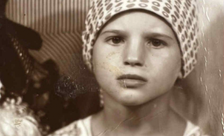 O recunoști? Fetița din imagine este acum una dintre cele mai cunoscute și apreciate interprete de la noi - FOTO O recunoști? Fetița din imagine este acum una dintre cele mai cunoscute și apreciate interprete de la noi - FOTO